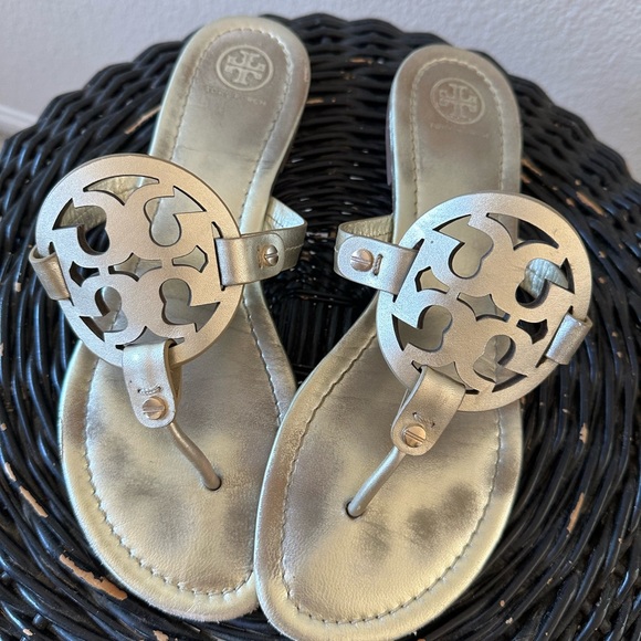 Tory Burch Large Emblem Metallic Sandals/ sz 9 - Picture 2 of 11